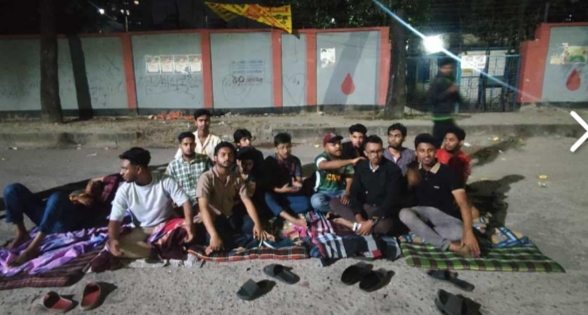 ভূমিকম্পে ফাটল! রাতেই হল ছাড়লেন শিক্ষার্থীরা—চাদর-বালিশ নিয়ে সড়কে রাত্রিযাপন ঢাকা পলিটেকনিকের ছাত্রদের